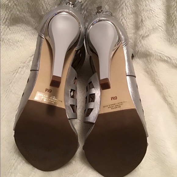 BCBG NWT metallic heels - Picture 9 of 14